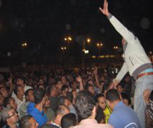 مصر اليوم - عمال كليوباترا يحاصرون مبنى محافظة السويس